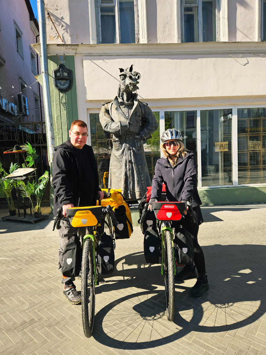 На улице Баумана, Казань. За нами "Конь в пальто"