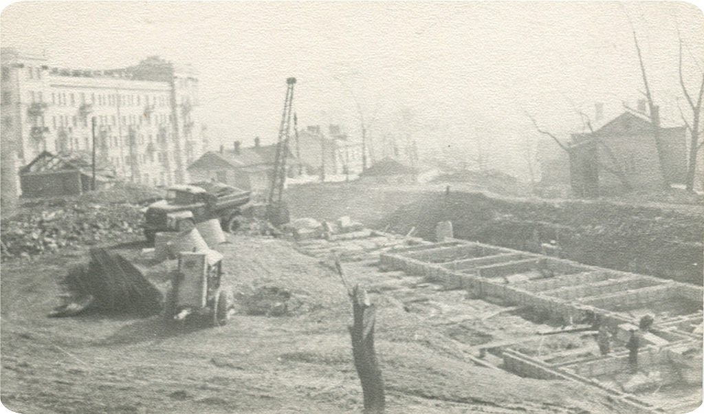 Строительство новых домов на Ивановской
1966 – 1969
Старые бараки доживают последние дни.
Автор: Сергей Незнамов

Чёрно-белое Приморье