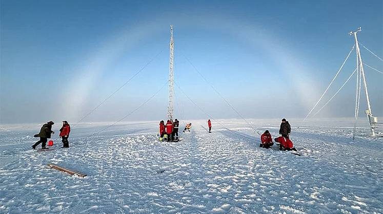    Фото Александра Ипатова, ААНИИ Заменить «живые» наблюдения в Арктике пока невозможно. Как и 88 лет назад, ученые проводят исследования непосредственно на дрейфующем льду