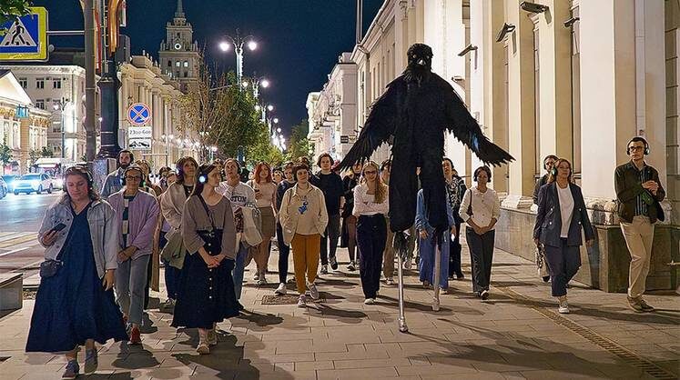    АНДРЕЙ ПАРФЕНОВ Есть какая-то такая иррациональная составляющая — чувство любви к этому хаосу и к этой движухе. Одна из сильных черт Воронежа — активная бурная общественная жизнь, которая связана с тем, что город студенческий. Здесь интересно жить