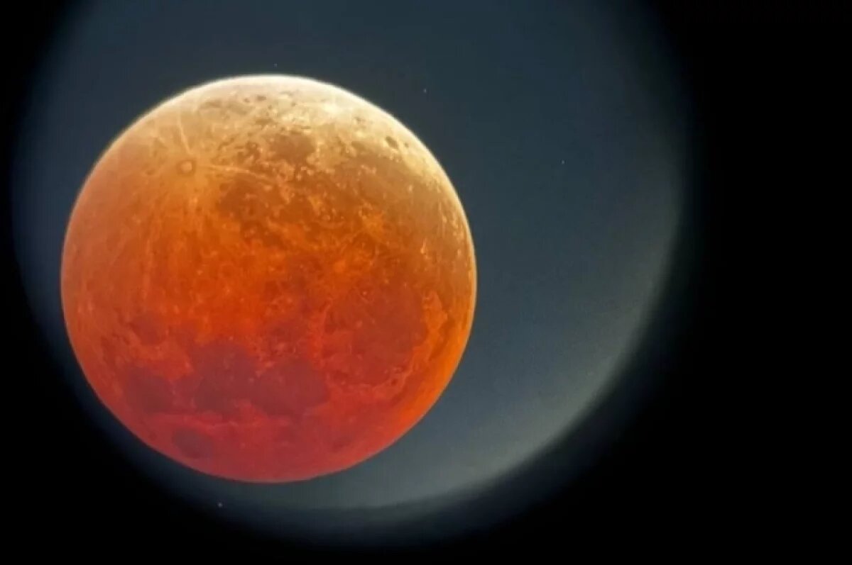    Появились фотографии лунного затмения 2025