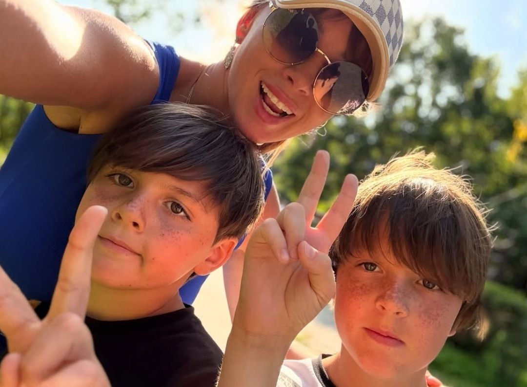 Полина Диброва с детьми/ Личная страница модели в социальной сети