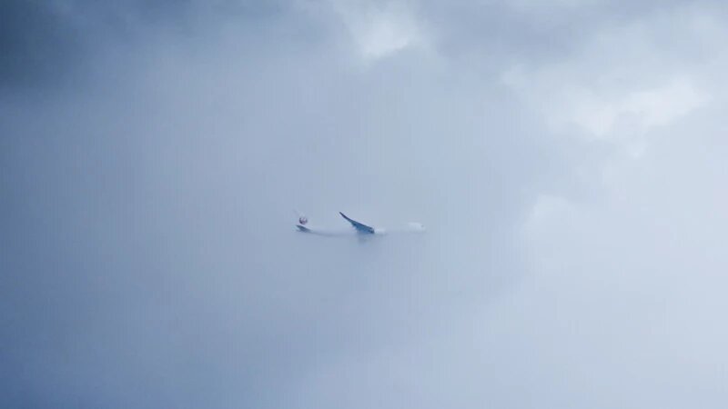     Самолет в небе. Авиасообщение. Туман. CC0