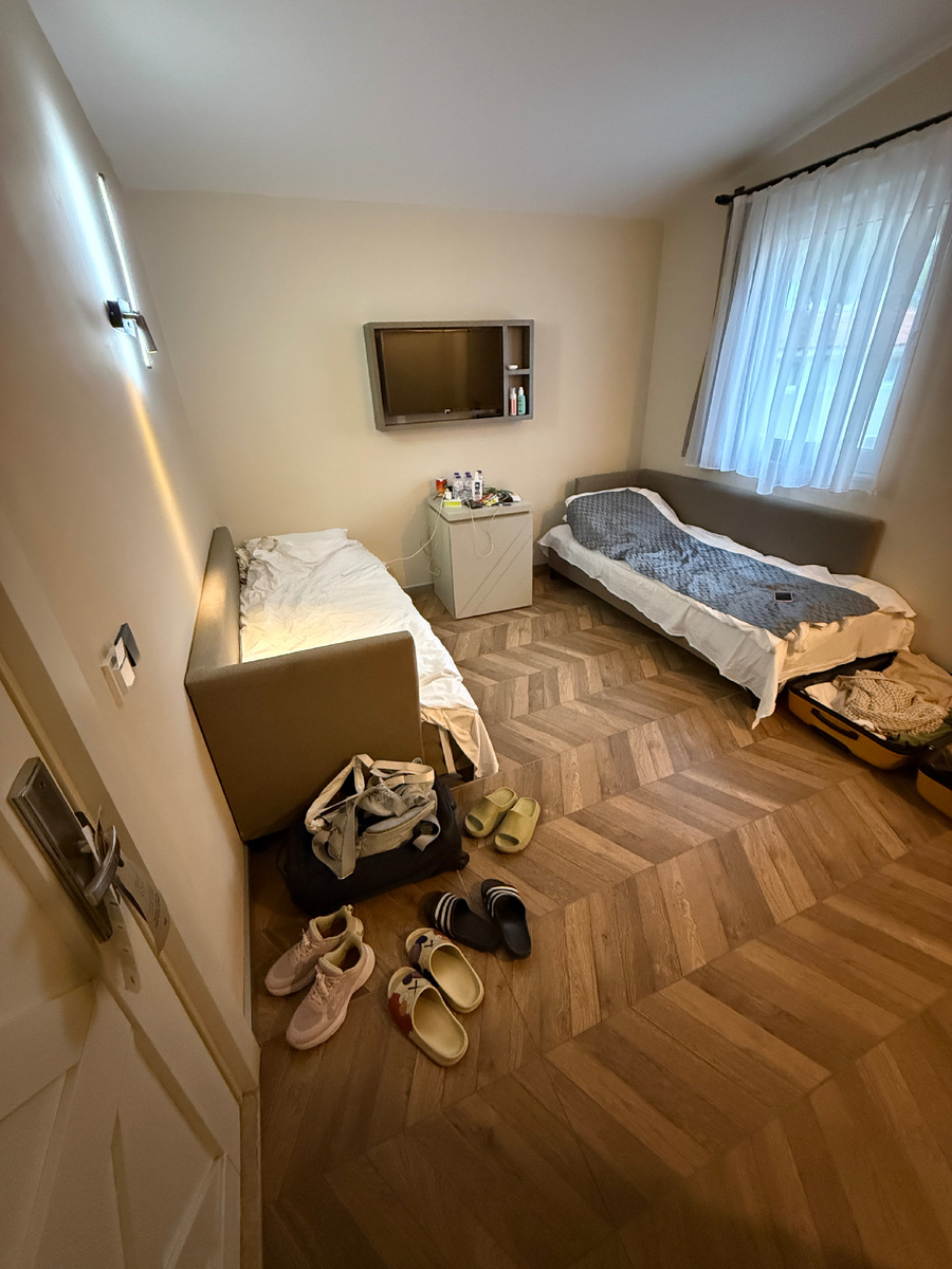 Трехместный номер. Первая комната.