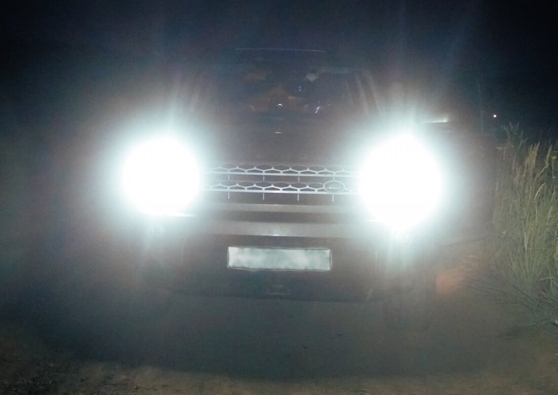 В этот момент у водителя в голове проносится рой вопросов, эмоций и, зачастую, протеста. «А я что, медленно еду?», «Куда он так несется?», «Имею ли я право не уступать?», «А что, если я создаю помеху?». Одни водители, не раздумывая, перестраиваются вправо, руководствуясь правилами хорошего тона. Другие, наоборот, из принципа прибавляют газу или продолжают движение с прежней скоростью, видя в таких сигналах грубое давление.

Кто же прав в этой ситуации? Что по этому поводу говорят сухие буквы Правил дорожного движения? Давайте разбираться без эмоций, опираясь на закон, логику и безопасность.