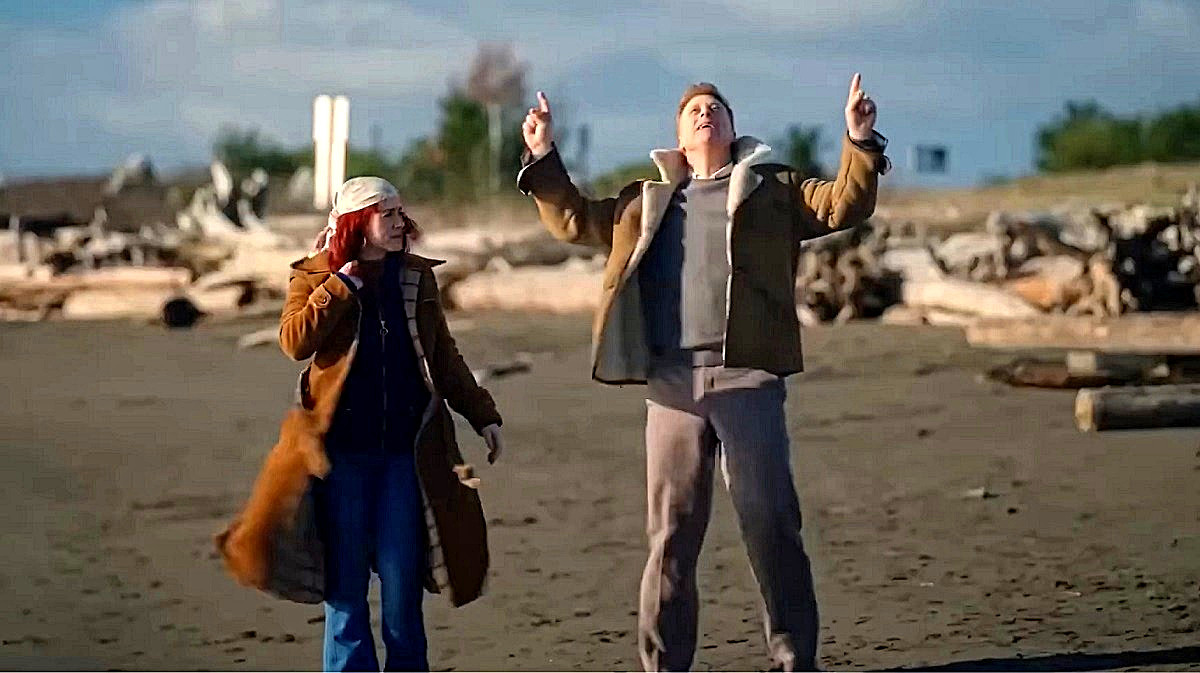 Порой, когда Алан Тьюдик входит в актёрский раж, есть подозрение, что он и в самом деле плохо маскирующийся пришелец.