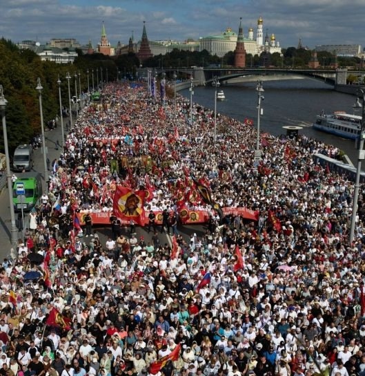   Более 40 тысяч верующих прошли крестным ходом в Москве