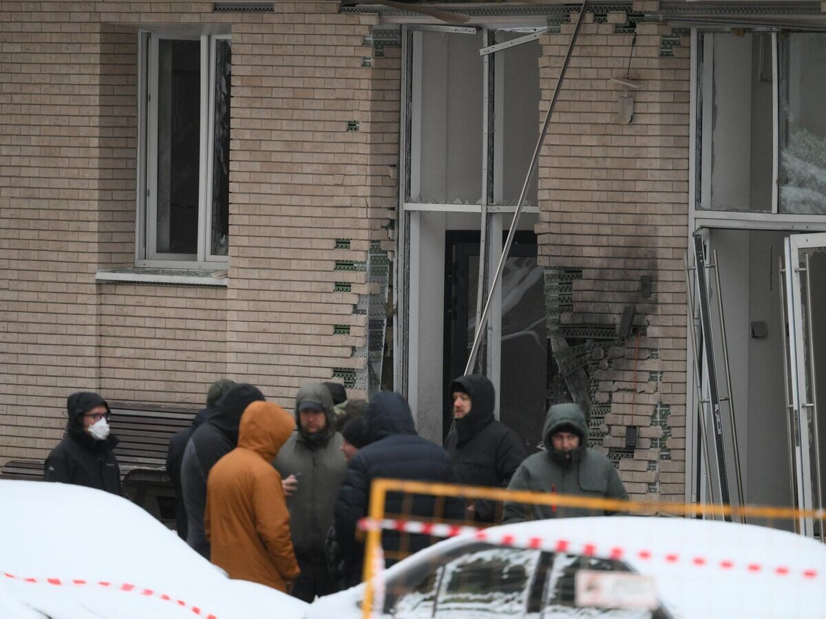   Сотрудники спецслужб на месте взрыва около жилого дома на Рязанском проспекте© РИА Новости / Максим Блинов