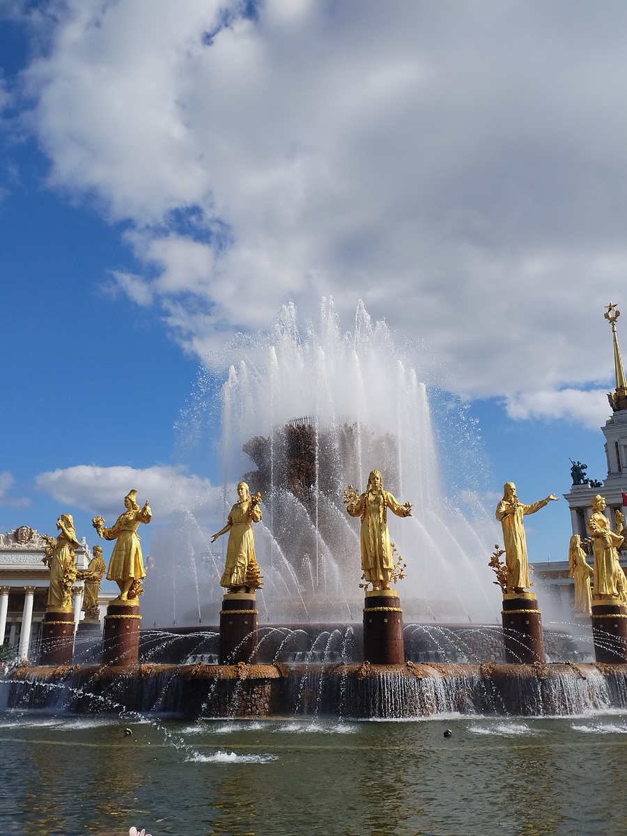 Фонтан "Дружба народов". Облака тоже поучаствовали в композиции.