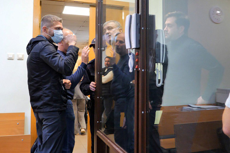    На финальном заседании было очень многолюдно. Каждого из подсудимых пришли поддержать родные и друзья