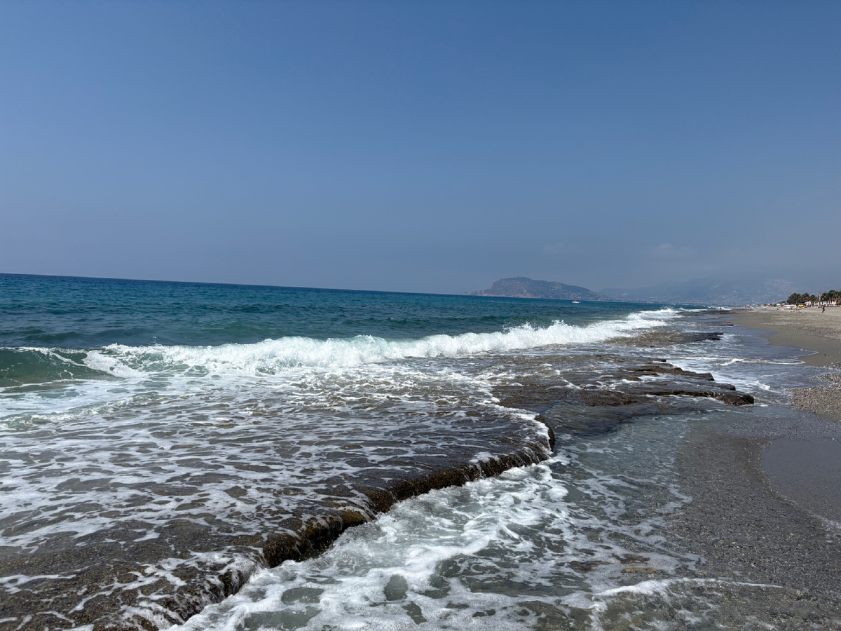 Побережье Кестель. Плиты у берега