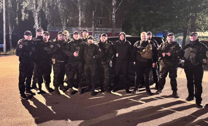 Так выглядят "дружинники", которые патрулируют окраины Чкаловского района Екатеринбурга. Очень напоминает военизированное формирование. Фото: телеграм-канал "Русская община Екатеринбург" 