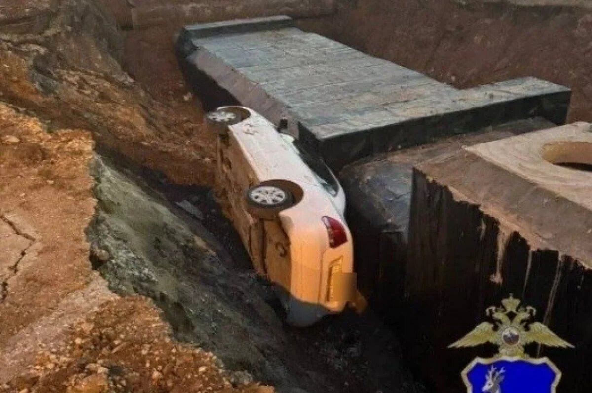    В Самаре убегая от полиции водитель оставил машину и она скатилась в яму