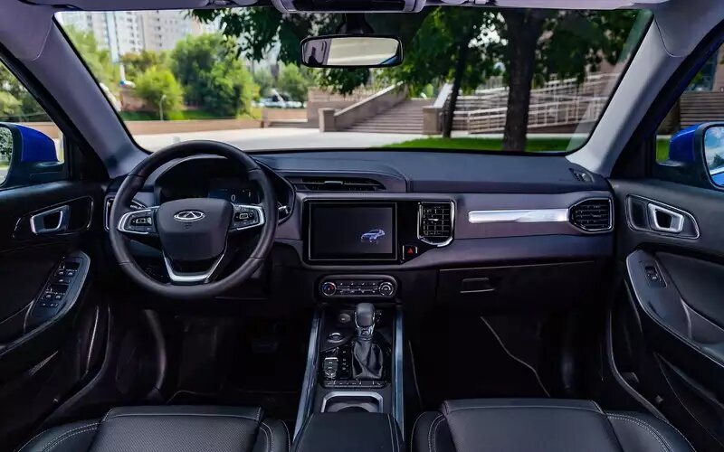    Интерьер Chery Tiggo 4 достойный, к качеству пластика претензий практически нет. Есть нарекания к стойкам кузова – они очень широкие и заметно ограничивают обзорность.