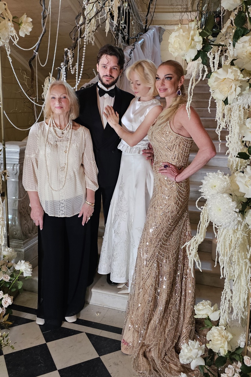 Анастасия Волочкова с мамой, дочерью и зятем. Фото: Феликс Грозданов / Клео.ру 