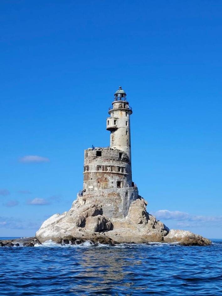 Маяки Сахалина — это не только навигационные сооружения, но и исторические памятники. На фото маяк Анива.