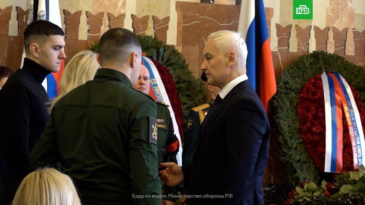    Белоусов передал «Золотую Звезду» Героя РФ вдове    генерал-лейтенанта    Кириллова