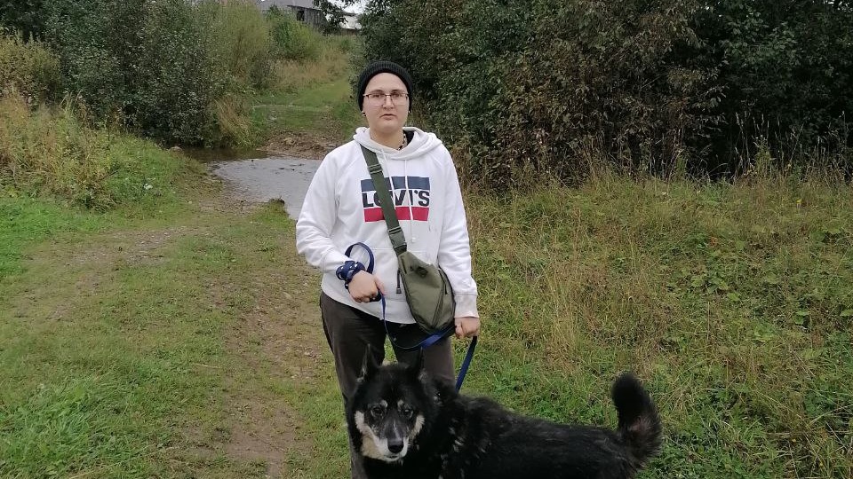 Они ждали этого всю неделю! Что устроили собаки и кошки, когда к ним пришли гости — реакция до слёз