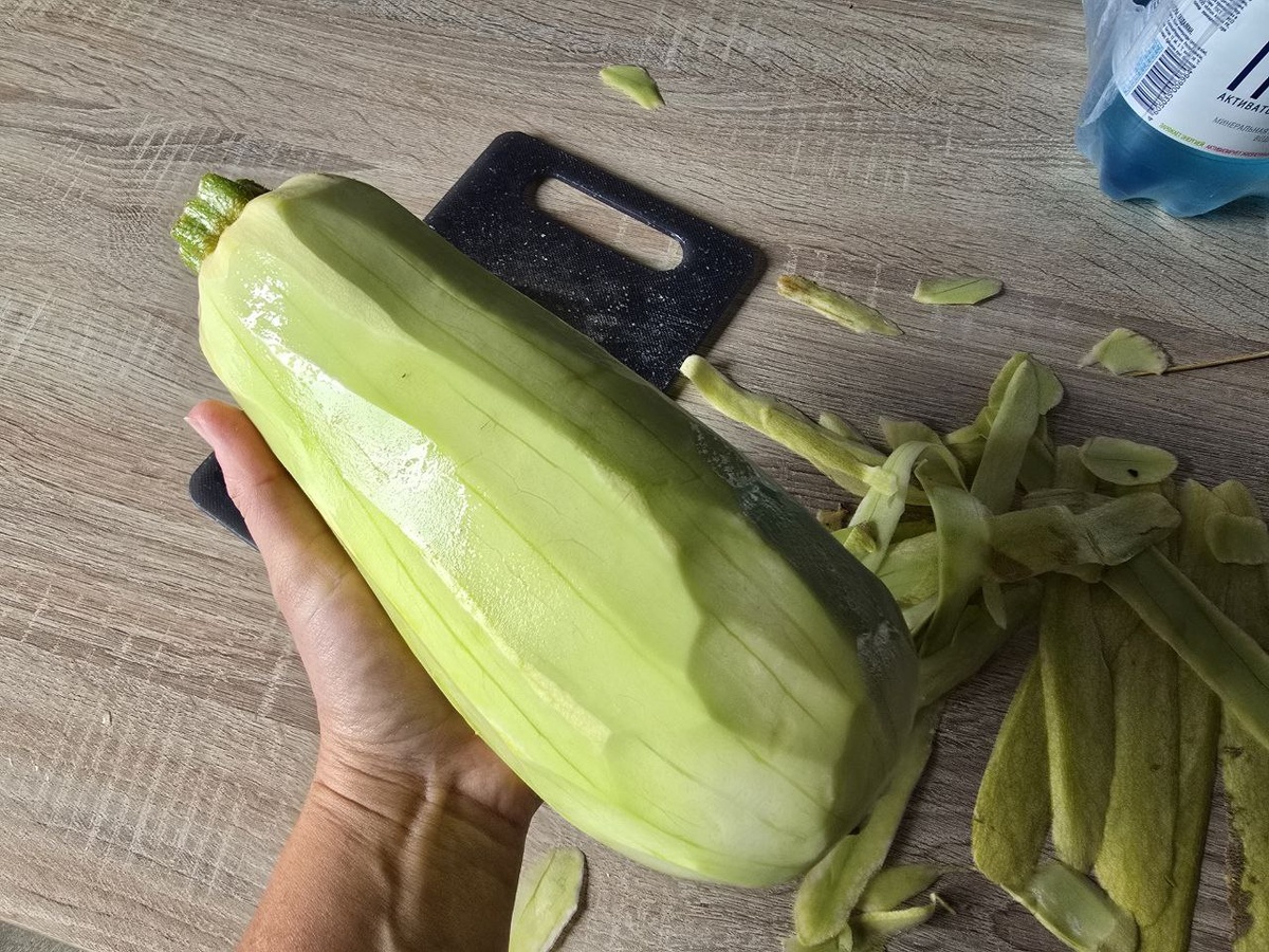 Кабачки очищаем от кожуры и семечек