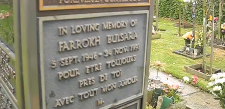 Табличка, которая потом была убрана. 