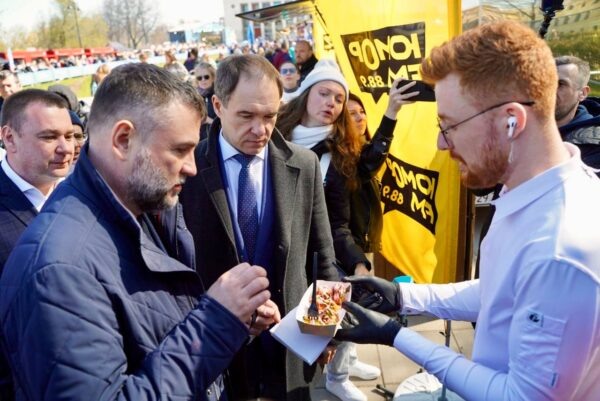 Вице-губернатор Евгений Разумишкин и врио председателя КППИТ Александр Ситов на Рыбном фестивале