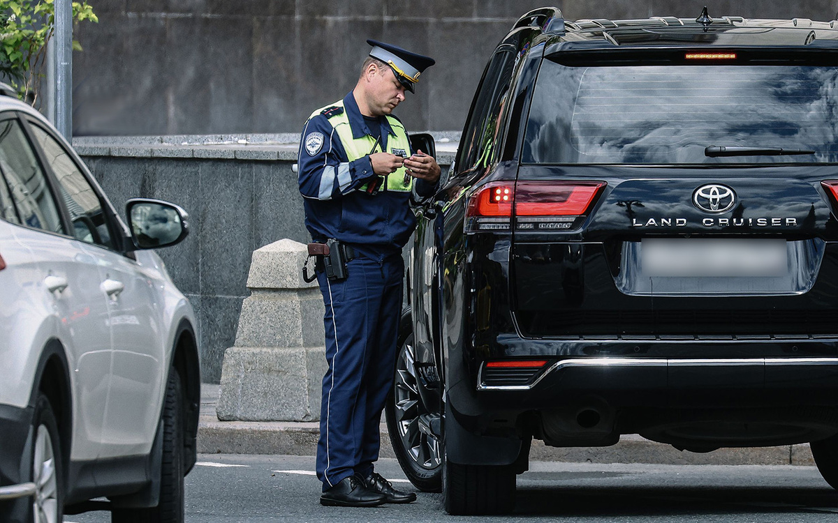Андрей Любимов / РБК📷Тем же, кто управлял автомобилем умершего по доверенности, необходимо помнить, что, согласно ч. 5 ст. 188 ГК РФ, действие доверенности прекращается вследствие смерти выдавшего ее. Это означает, что водитель лишается права управления таким ТС