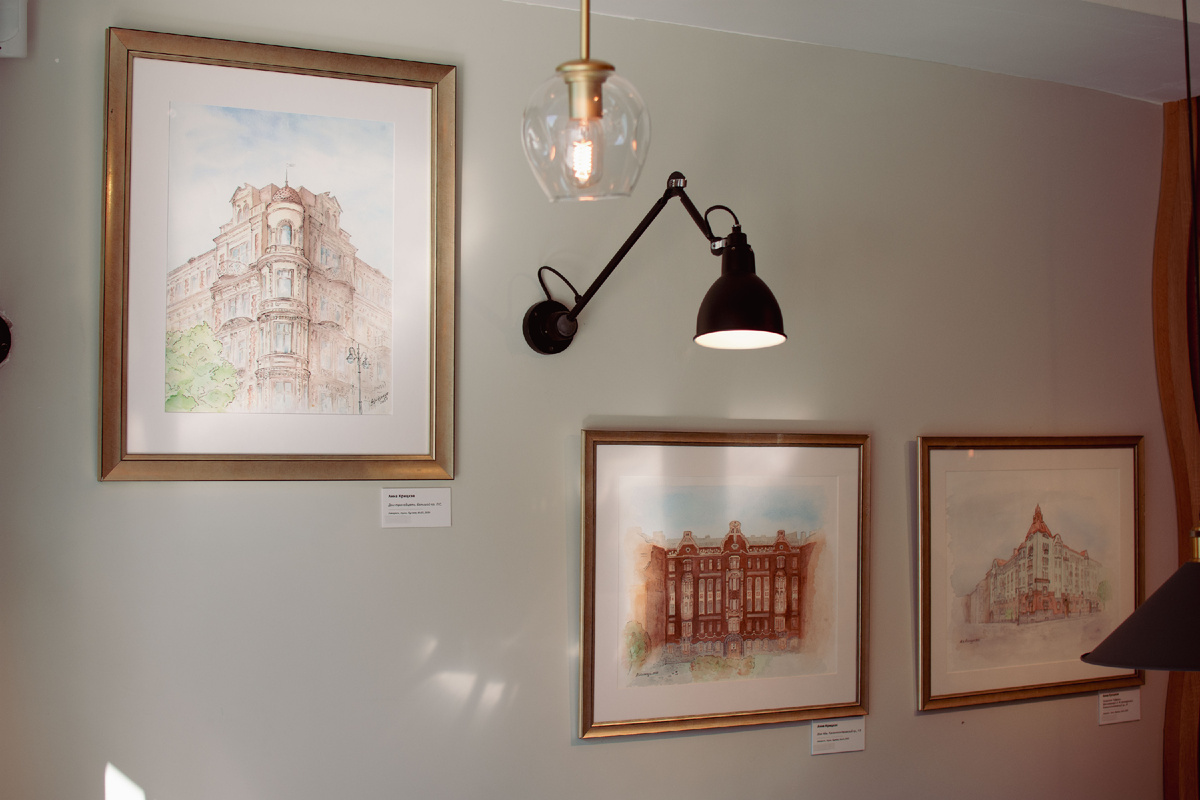 Выставка Анны Крицкой "Петербургская коллекция" проходит в кофейне "Шоколадница" до 5 октября 2025 года. Невский, 100. Вход свободный. Фотограф: Татьяна Черватюк