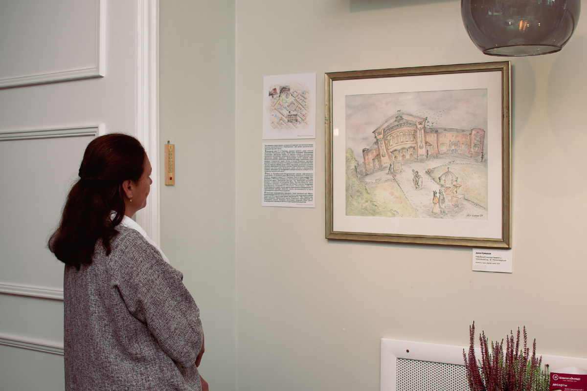 Выставка Анны Крицкой "Петербургская коллекция" проходит в кофейне "Шоколадница" до 5 октября 2025 года. Невский, 100. Вход свободный. Фотограф: Татьяна Черватюк