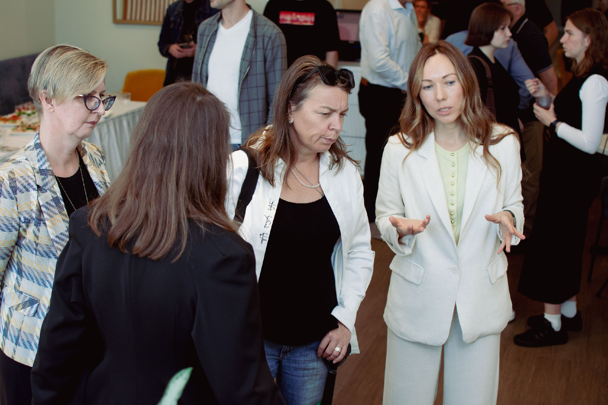 Открытие выставки состоялось 11 сентября. Выставка "Петербургская коллекция" проходит в кофейне "Шоколадница" до 5 октября 2025 года. Невский, 100. Вход свободный. Фотограф: Татьяна Черватюк