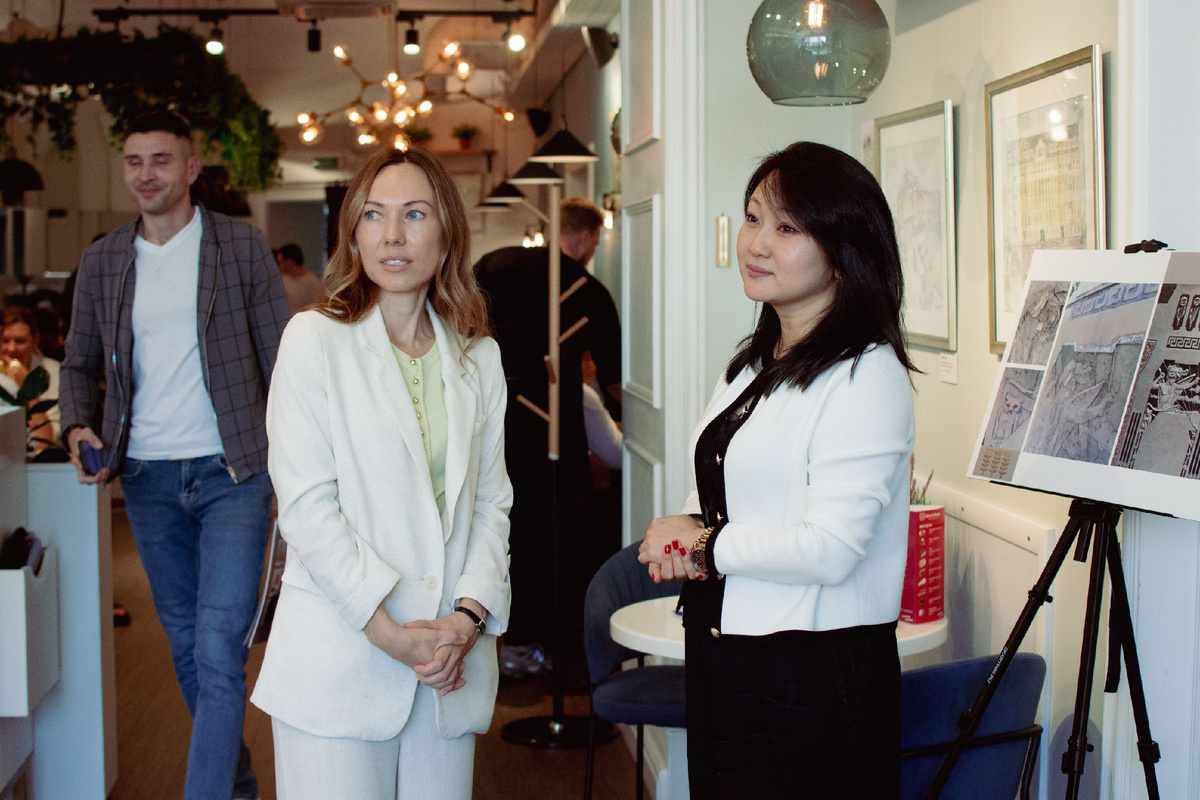 Открытие выставки состоялось 11 сентября. Выставка "Петербургская коллекция" проходит в кофейне "Шоколадница" до 5 октября 2025 года. Невский, 100. Вход свободный. Фотограф: Татьяна Черватюк