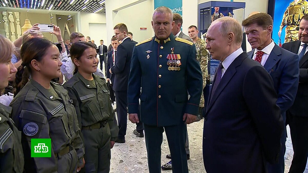    Путин пообщался с юными патриотами и оценил экспозиции в центре «Россия»