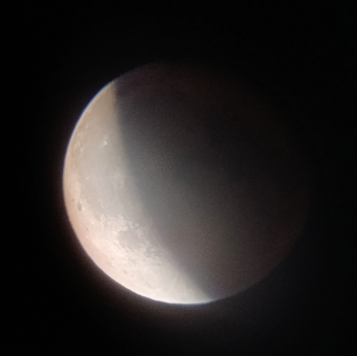 Фото лунного затмения 07.09.25 Натальи Кропотиной в телескоп с 40-кратным увеличением