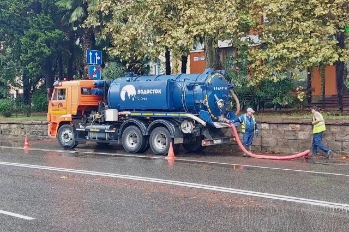    В дни непогоды на улицах Сочи дежурят 600 сотрудников коммунальных служб