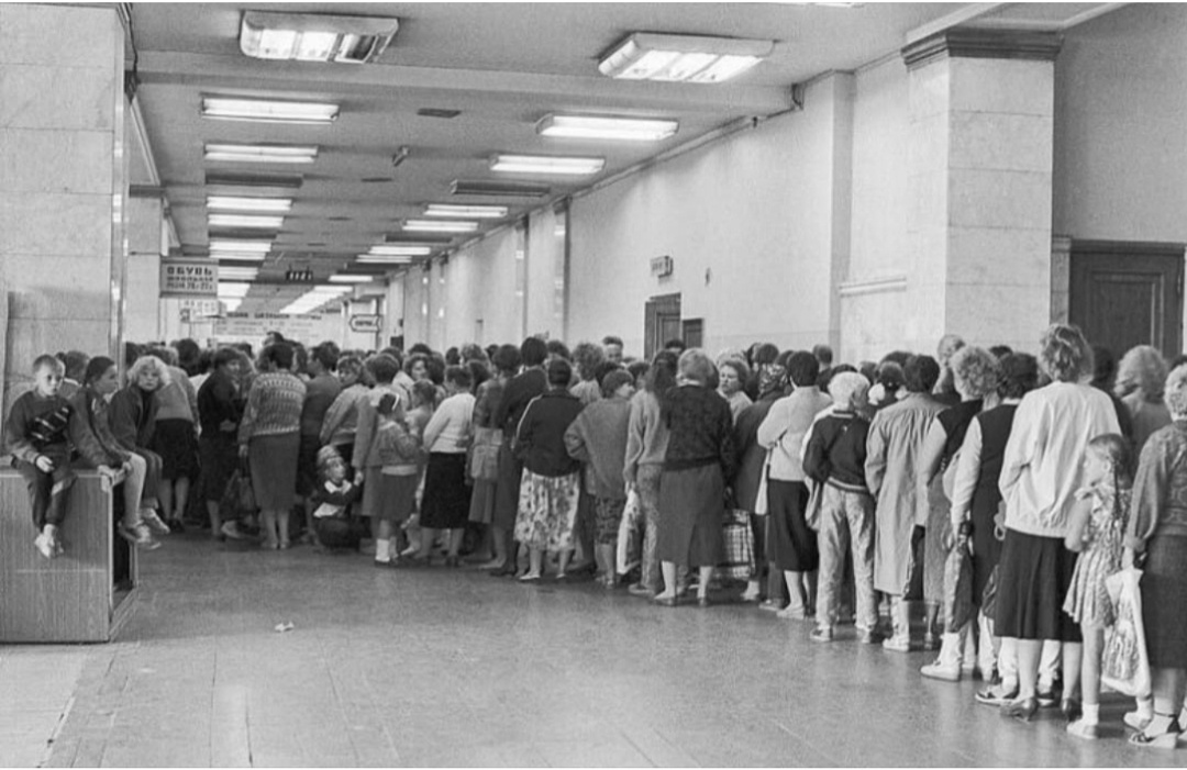 Выбросили импортные сапоги. Очередь в магазине «Детский мир» на Лубянке. СССР, 1980-е