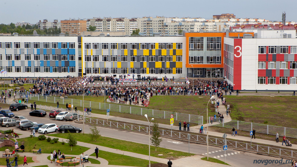 На фото школа № 37 в г. Великий Новгород