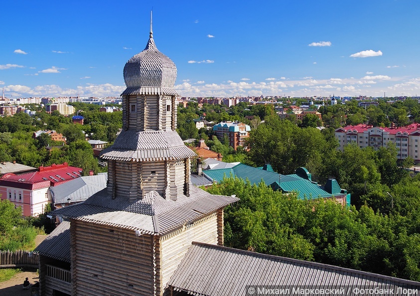 Спасская башня Томского деревянного кремля (реконструкция) и вид на Томск