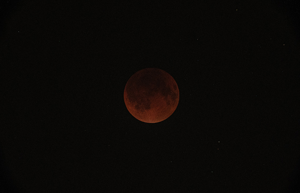 Лунное затмение. В самый пик Луна приобрела выраженно красный цвет