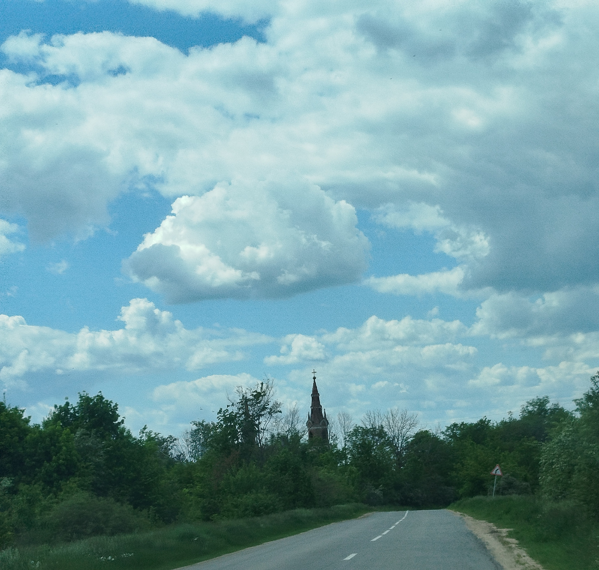 Уже показалась церковь