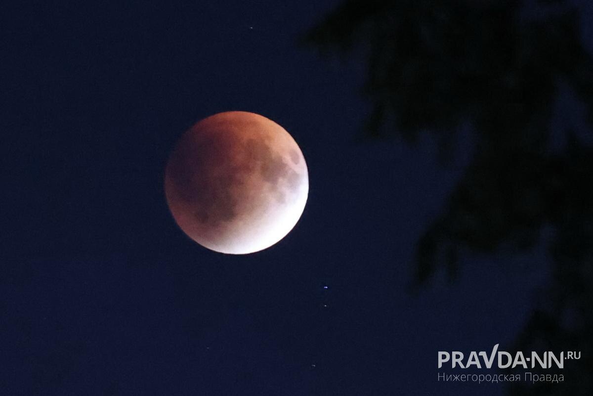    Луна зашла в тень Земли на некоторое время, а затем появилась вновь