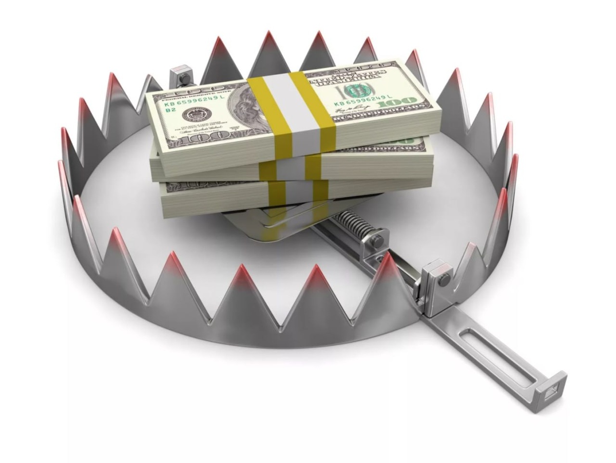     Начинающие предприниматели часто сталкиваются с одной и той же проблемой — на этапе старта они с головой окунаются в маркетинг, продажи и разработку продукта, забывая о такой важной части бизнеса, как бухгалтерия. И тут начинается настоящее приключение… только не в лучший вектор.

    Как ни странно, но первые ошибки в бухгалтерии могут обойтись очень дорого. Одна из самых распространённых — это игнорирование обязательных налоговых выплат. Многие думают, что, раз они только начинающие, можно расслабиться на вопросах налогообложения. Но тут вас может поджидать неприятный сюрприз. Штрафы и пени могут довести до банкротства даже самый многообещающий бизнес. 

    А как насчёт недооценки стоимости услуг бухгалтера? Сэкономив на профессионале, вы рискуете влететь в переплату из-за неправильного учета или недобросовестной работы. Самостоятельно вести бухгалтерию, не обладая необходимыми знаниями, — это как пытаться водить машину без прав. Рано или поздно вам придётся столкнуться со штрафами и проверками.

    Недостаток документов — ещё одна болезнь начинающего предпринимательства. Вся ваша бухгалтерия может рухнуть, если нет поддерживающих документов. Каждый чек, квитанция или контракт имеет значение. Если возникнут вопросы со стороны налоговых органов, то ваше отсутствие документации вполне может привести к статьям о мошенничестве.

    И, конечно, не забываем про планирование. Ежемесячные отчеты и прогнозы бюджета помогут избежать неожиданных финансовых ям. Этот пункт часто игнорируют, но именно он позволяет заранее отследить негативные тренды и вовремя скорректировать свои действия.

    Теперь вы знаете, какие ошибки могут стоить вашим финансам. После этой информации достаточно лишь помнить: бухгалтерия — не второстепенная часть бизнеса, а его неотъемлемая основа.