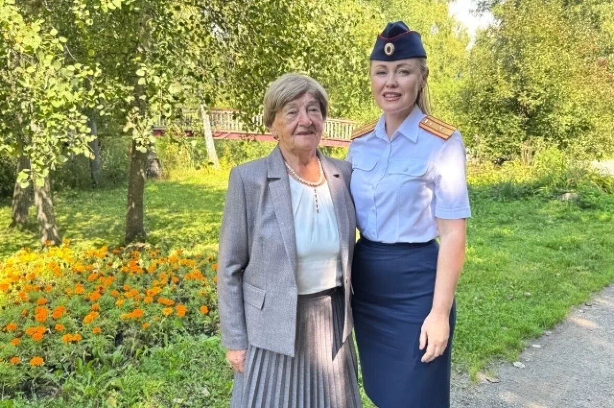    Валентина Багрова (слева) и помощник руководителя управления (по общественно-политической работе) СУ СК России по Кемеровской области Анна Ненашкина (справа).