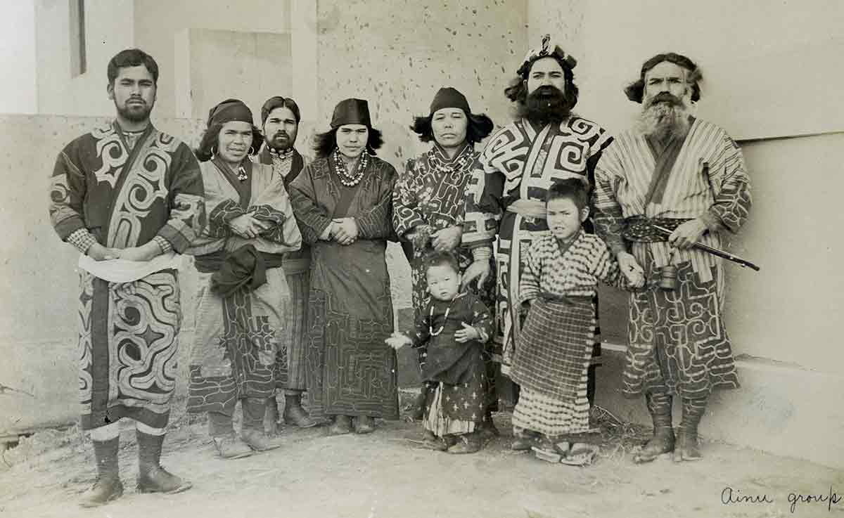 Группа айнов, 1904 год. Источник: Wikimedia Commons