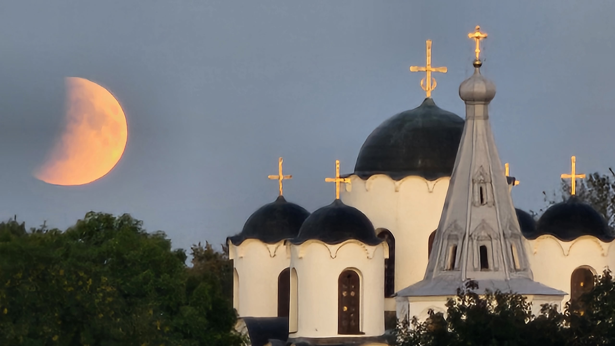 Начало лунного затмения.