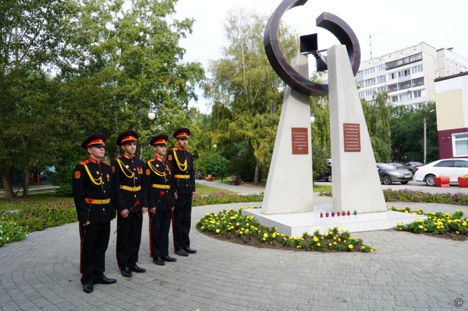    Возложение цветов к памятному знаку в Барнауле в день 84-летия с начала блокады Ленинграда. Источник: barnaul.org