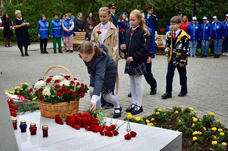    Возложение цветов к памятному знаку в Барнауле в день 84-летия с начала блокады Ленинграда. Источник: barnaul.org