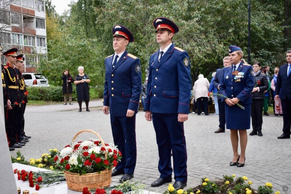    Возложение цветов к памятному знаку в Барнауле в день 84-летия с начала блокады Ленинграда. Источник: barnaul.org