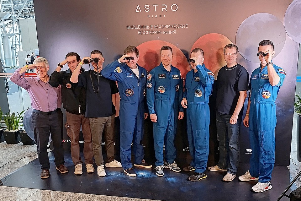    Космонавты и ученые вглядываются в даль перед стартом лунного рейса. Ярослав КОРОБАТОВ