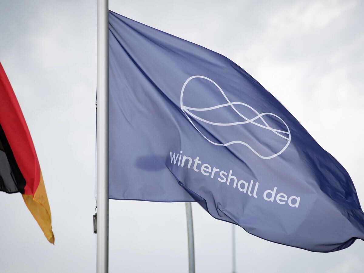    Флаг компании Wintershall Dea GmbH© Getty Images / picture alliance/Friso Gentsch