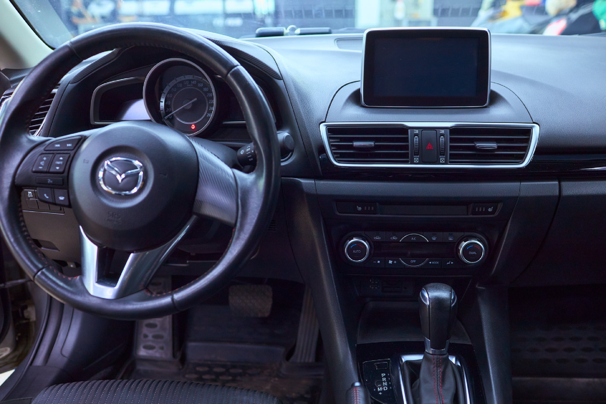 Источник фото: https://custom-heroes.ru/raboty/vid-uslugi/avtozvuk/mazda-3-premialnyy-apgreyd-multimedia-s-teyes-lux-one-12-3/