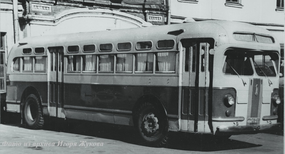 Автобус бытового обслуживания на пожаре